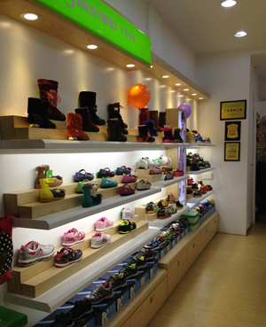 廣東早晨童鞋旗艦店在隆重開業(yè) 零售終端加強(qiáng)-世界服裝鞋帽網(wǎng)-行業(yè)門戶.全國(guó)十佳電子商業(yè)行業(yè)門戶網(wǎng)站